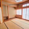 12-2:1階和8帖 玄関側